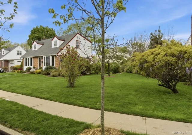 4th image of 34 Park Cir W, New Hyde Park, NY 11040 | MLS# 999705