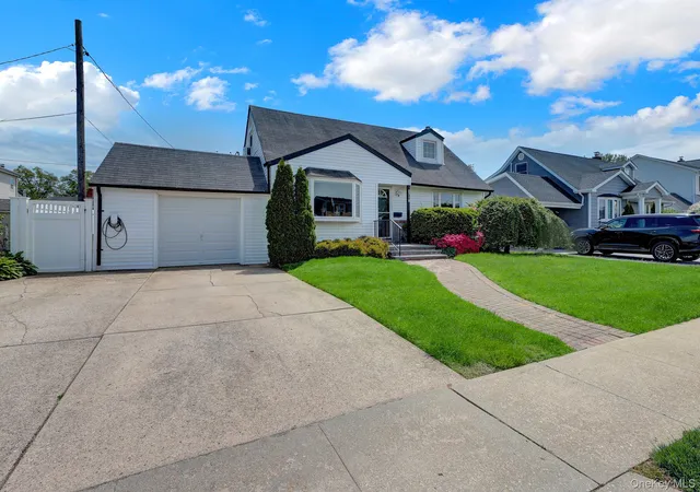 4th image of 2718 Rowehl Dr, Hempstead, NY 11554 | MLS# 999739