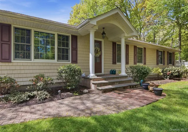 3rd image of 28 King Arthurs Ct, Smithtown, NY 11780 | MLS# 999791