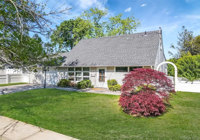 Homes for sale in Oyster Bay, NY | 6 Arizona Ave, Oyster Bay, NY 11791 | MLS# 999850
