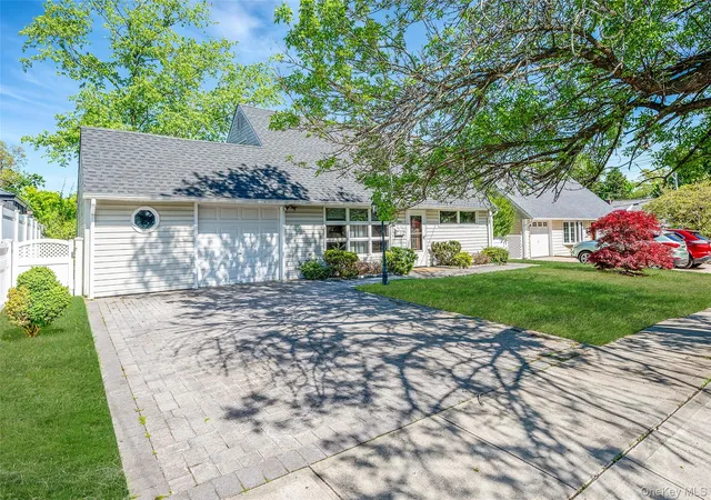 Homes for sale in Oyster Bay, NY | 6 Arizona Ave, Oyster Bay, NY 11791 | MLS# 999850