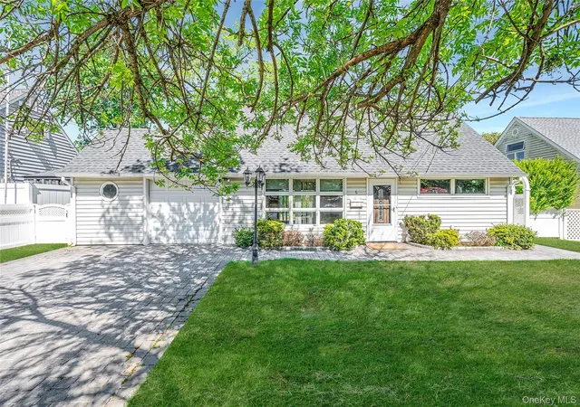 Homes for sale in Oyster Bay, NY | 6 Arizona Ave, Oyster Bay, NY 11791 | MLS# 999850