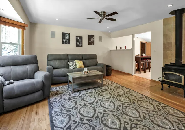 4th image of 11 Oakwood Dr, Wading River, NY 11792 | MLS# 999914