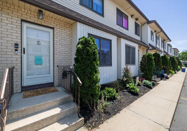 3rd image of 15 Franklin Pl #15, Oceanside, NY 11572 | MLS# 999949