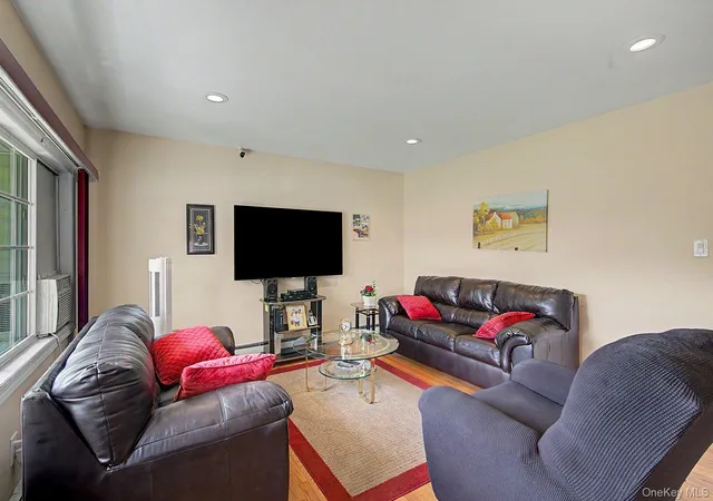 4th image of 710 Broadway, Brentwood, NY 11717 | MLS# 999951