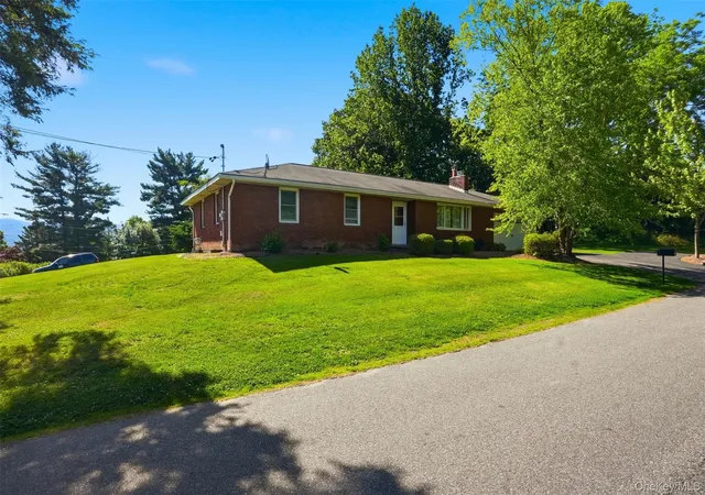 Homes for sale in New Windsor, NY | 5 Oak Ridge Dr, New Windsor, NY 12553 | MLS# 999959
