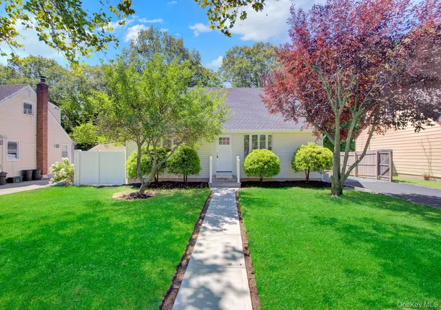 Photo 1 of Single family home for sale at 11 Parkwood Rd, North Hempstead, NY 11590 | MLS# 999978 | Listing updated on 2026-09-28