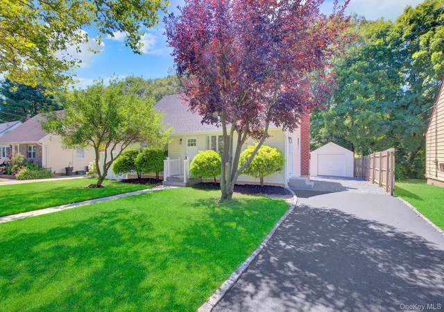 2nd image of 11 Parkwood Rd, North Hempstead, NY 11590 | MLS# 999978