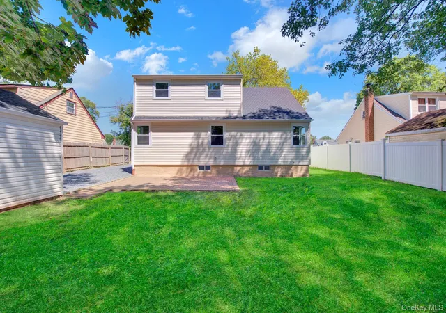21st image of 11 Parkwood Rd, North Hempstead, NY 11590 | MLS# 999978