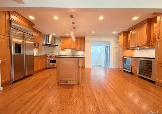3rd image of 31 Stoothoff Dr, New Hyde Park, NY 11040 | MLS# 000008