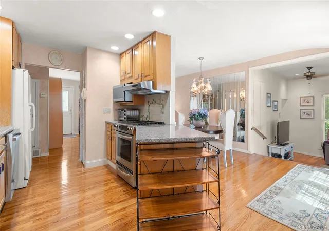 3rd image of 46 39Th St, Islip, NY 11751 | MLS# 000039