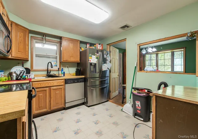 4th image of 10 Mahar Dr, Poughkeepsie, NY 12601 | MLS# 000057