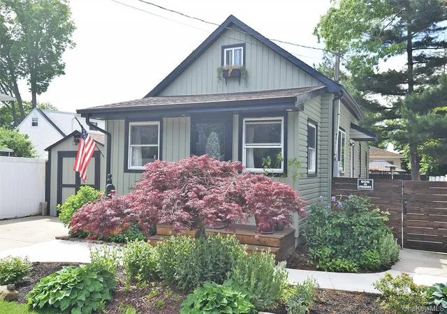 2nd image of 22 Salem Pl, Copiague, NY 11726 | MLS# 000089