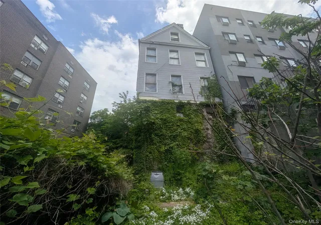 2nd image of 168 W Kingsbridge Rd, New York, NY 10463 | MLS# 000093