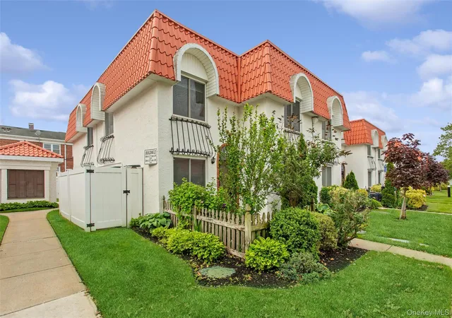 3rd image of 17 Alhambra Dr #17, Oceanside, NY 11572 | MLS# 1000311