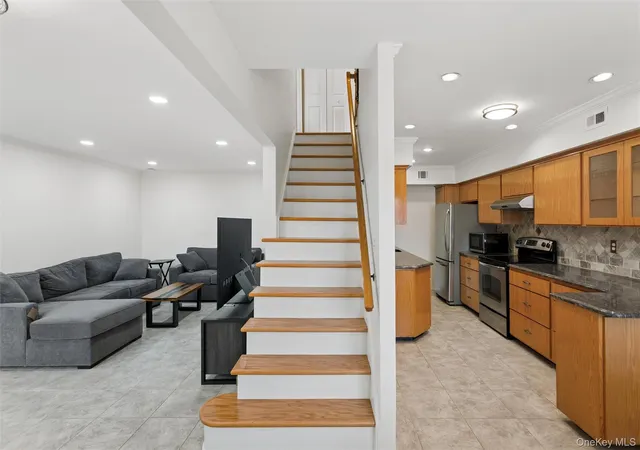 4th image of 17 Alhambra Dr #17, Oceanside, NY 11572 | MLS# 1000311