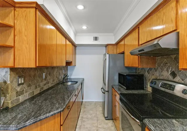 5th image of 17 Alhambra Dr #17, Oceanside, NY 11572 | MLS# 1000311
