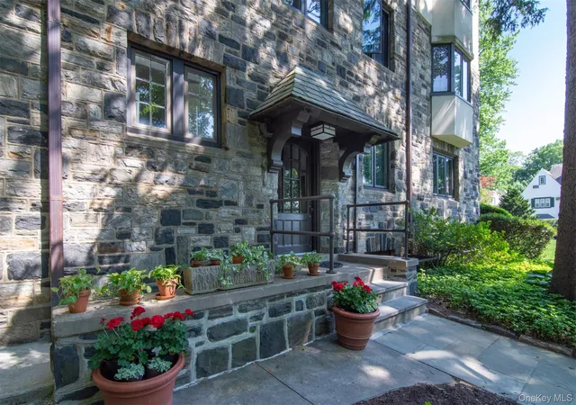 Homes for sale in Eastchester, NY | 11 Beechtree Ln #1A, Eastchester, NY 10708 | MLS# 1000358