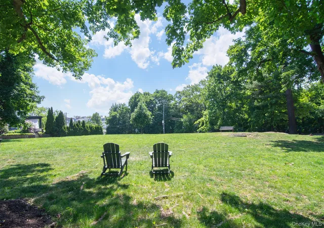 3rd image of 11 Beechtree Ln, Eastchester, NY 10709
