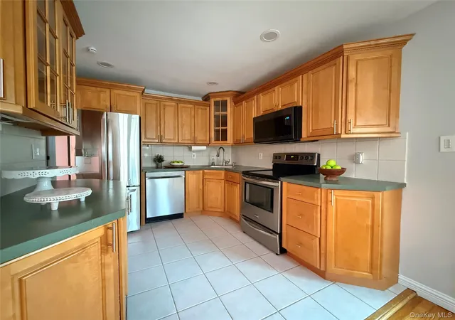 Photo 4 of Single family home for sale at 288 Arlington St, Mineola, NY 11501 | MLS# 1000390 | Listing updated on 2026-10-04