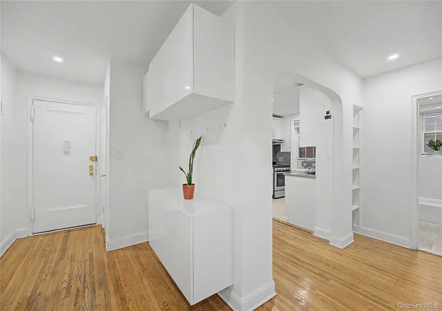 Homes for sale in North Hempstead, NY | 10 Welwyn Rd #2C, North Hempstead, NY 11021 | MLS# 1000450