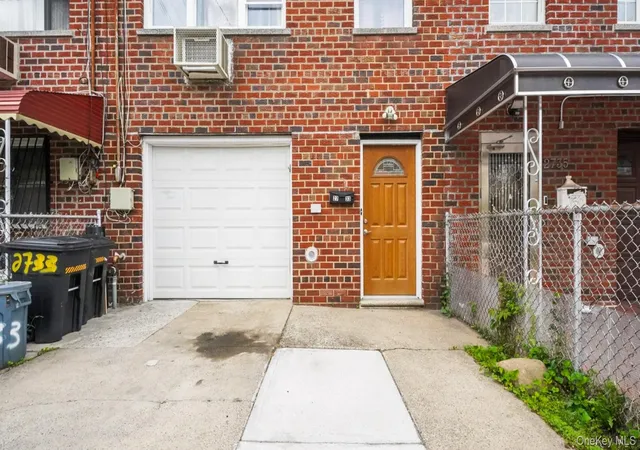 Photo 2 of Single family home for sale at 2733 Hone Ave, New York, NY 10469 | MLS# 1000472 | Listing updated on 2026-09-16