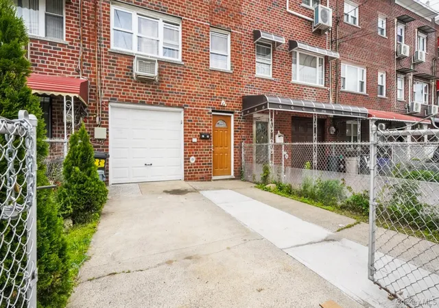 Photo 3 of Single family home for sale at 2733 Hone Ave, New York, NY 10469 | MLS# 1000472 | Listing updated on 2026-09-16
