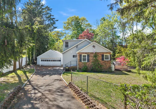 Photo 1 of Single family home for sale at 5 Windsor Ln, East Northport, NY 11731 | MLS# 1000517 | Listing updated on 2026-09-02
