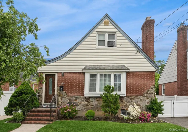 Photo 1 of Single family home for sale at 6 Jasper St, Hempstead, NY 11580 | MLS# 1000575 | Listing updated on 2026-09-29