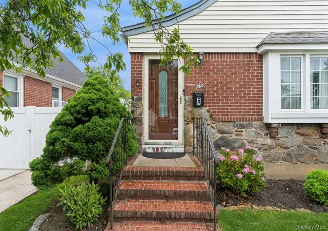 Photo 2 of Single family home for sale at 6 Jasper St, Hempstead, NY 11580 | MLS# 1000575 | Listing updated on 2026-09-29