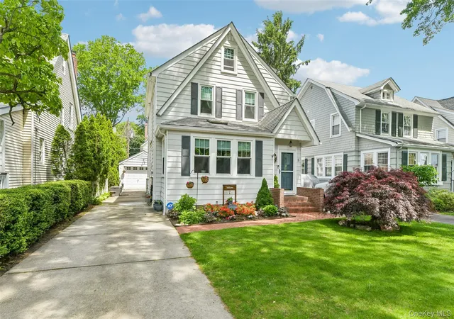 2nd image of 5 Bluebell Ct, Garden City, NY 11530 | MLS# 1000597