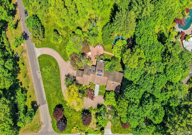 32nd image of 17 Hastings Rd, Old Westbury, NY 11568 | MLS# 1000610