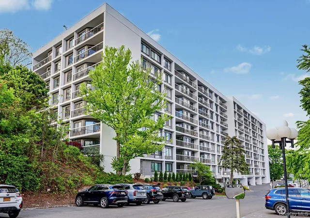 Homes for sale in White Plains, NY | 500 High Pt Dr, White Plains, NY 10530