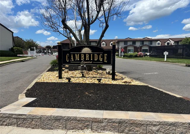 2nd image of 156 W Cambridge Dr E, Babylon, NY 11726