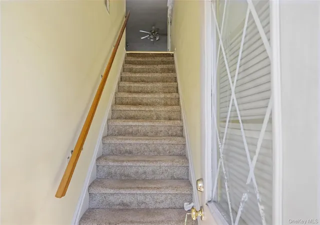 3rd image of 156 W Cambridge Dr E, Babylon, NY 11726