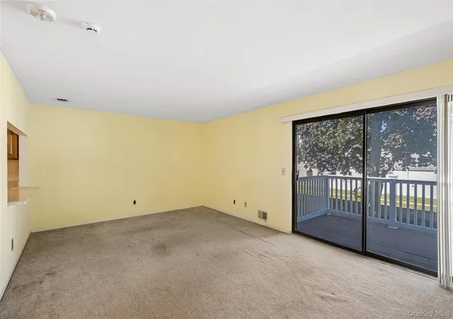 4th image of 156 W Cambridge Dr E, Babylon, NY 11726