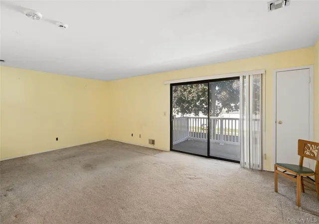 5th image of 156 W Cambridge Dr E, Babylon, NY 11726