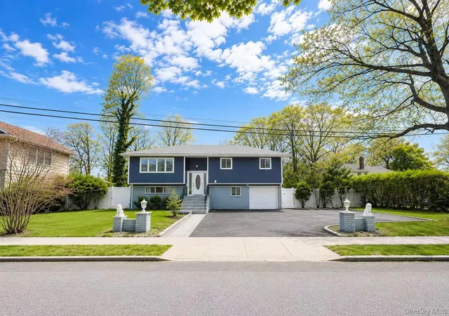 Photo 1 of Single family home for sale at 18 Park Dr E, Oyster Bay, NY 11791 | MLS# 1000693 | Listing updated on 2026-10-04
