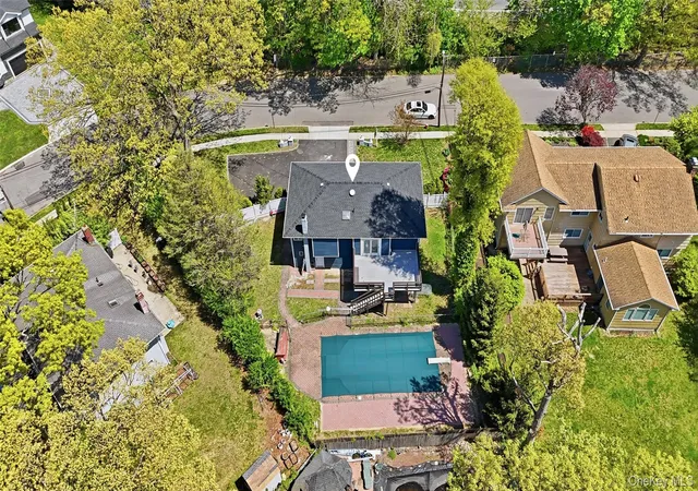 Photo 3 of Single family home for sale at 18 Park Dr E, Oyster Bay, NY 11791 | MLS# 1000693 | Listing updated on 2026-10-04