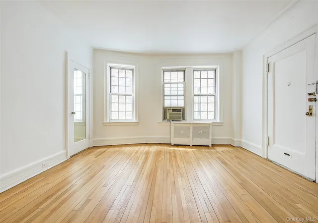 3rd image of 6 Burns St, New York, NY 11375