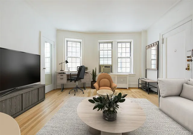 4th image of 6 Burns St, New York, NY 11375