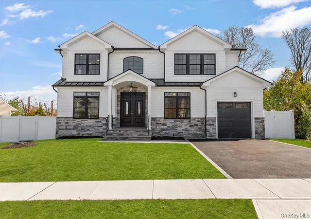 Photo 1 of Sale Pending at 10 Lee Pl, Oyster Bay, NY 11804 | MLS# 1000823 | Listing updated on 2026-08-19