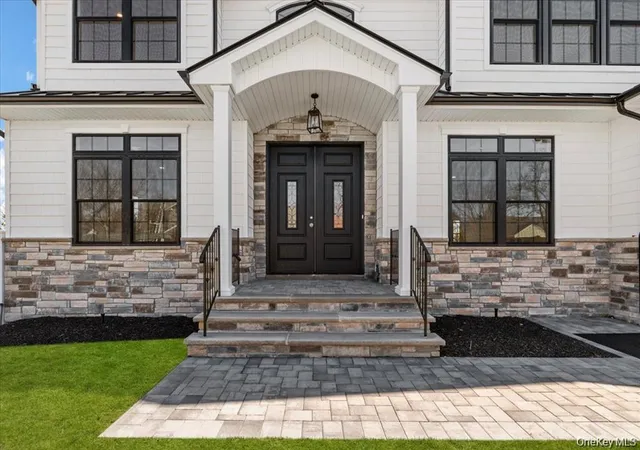 Photo 3 of Sale Pending at 10 Lee Pl, Oyster Bay, NY 11804 | MLS# 1000823 | Listing updated on 2026-08-19