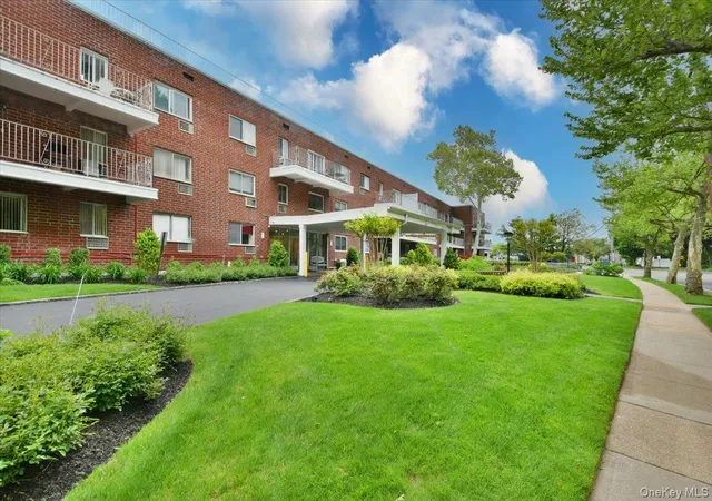 Homes for sale in North Hempstead, NY | 320 East Shore Rd #15A, North Hempstead, NY 11023 | MLS# 1000859