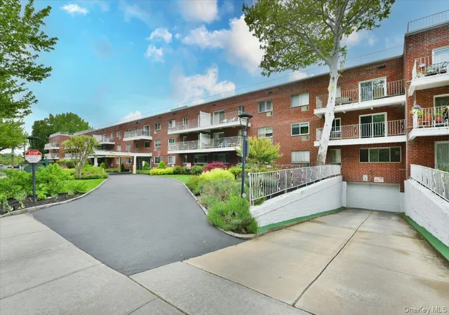 Homes for sale in North Hempstead, NY | 320 East Shore Rd #15A, North Hempstead, NY 11023 | MLS# 1000859