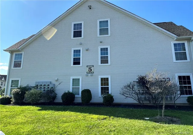 Listing Photo 2 - Condo for sale in building located at 141 Ruth Ct, Middletown, NY 10940 - Unit #