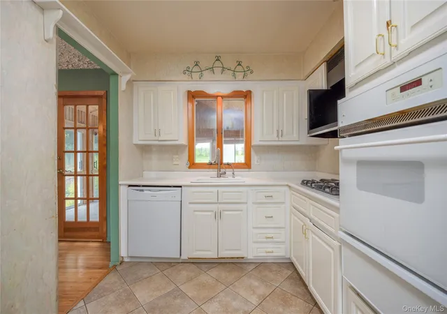 Photo 4 of Sale Pending at 23 Lark St, Pearl River, NY 10965 | MLS# 1000990 | Listing updated on 2026-08-28