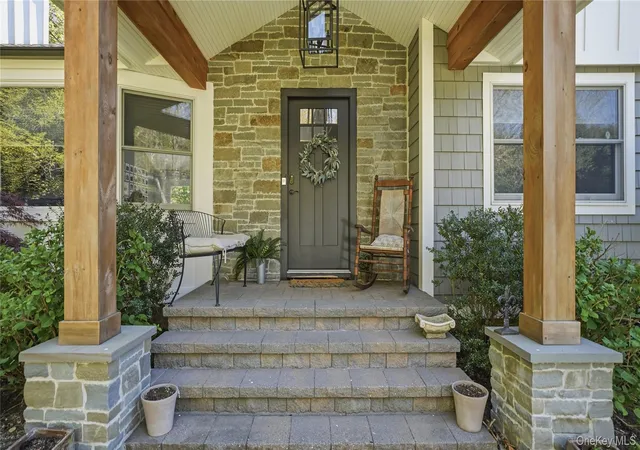 3rd image of 5 Canary Ct, Huntington, NY 11743 | MLS# 1001030