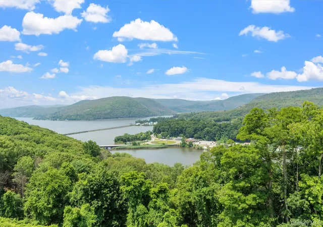Listing Photo 2 - Condo for sale in building located at 1 Lakeview Dr, Peekskill, NY 10566 - Unit #1P