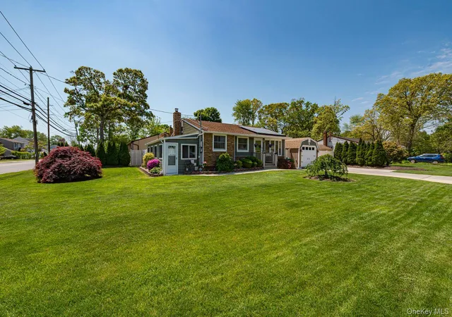 3rd image of 8 Oswego Dr, Bay Shore, NY 11706 | MLS# 1001037